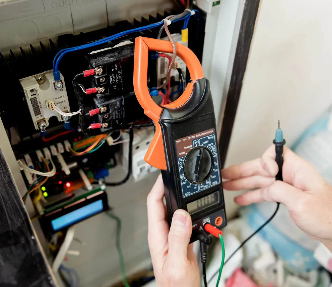 Électricien posant une borne de recharge pour véhicule électrique à Vélizy-Villacoublay (78140)